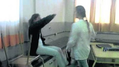 Una alumna atac� a otra durante el recreo y le fisur� dos costillas