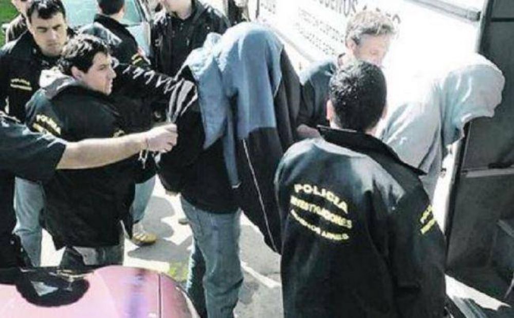 Queman viva a una familia por pelea vecinal