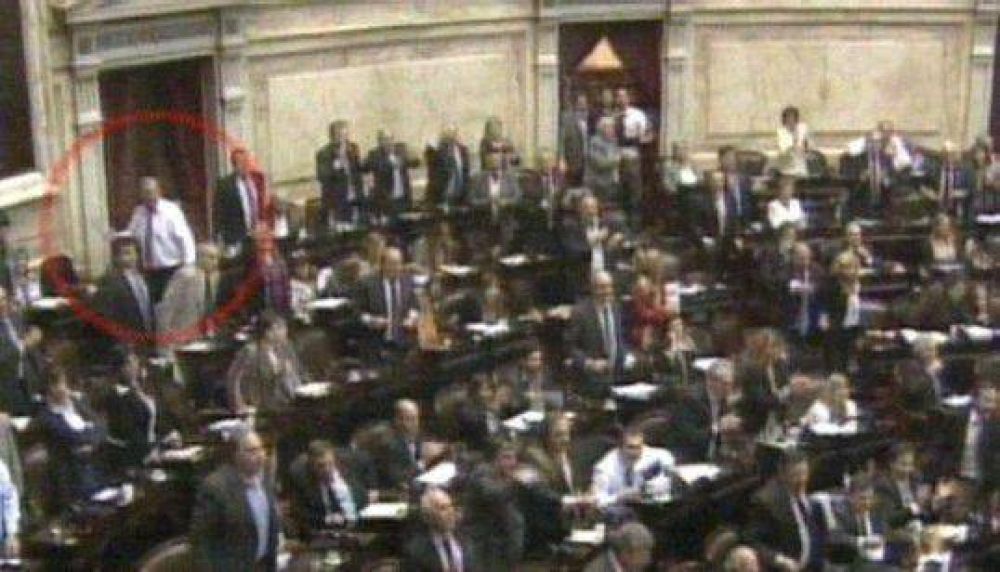 Un diputado opositor le tir� un botellazo a Rossi en medio del debate