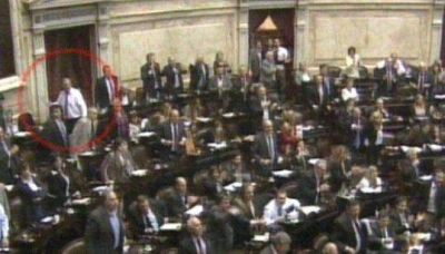 Un diputado opositor le tir� un botellazo a Rossi en medio del debate