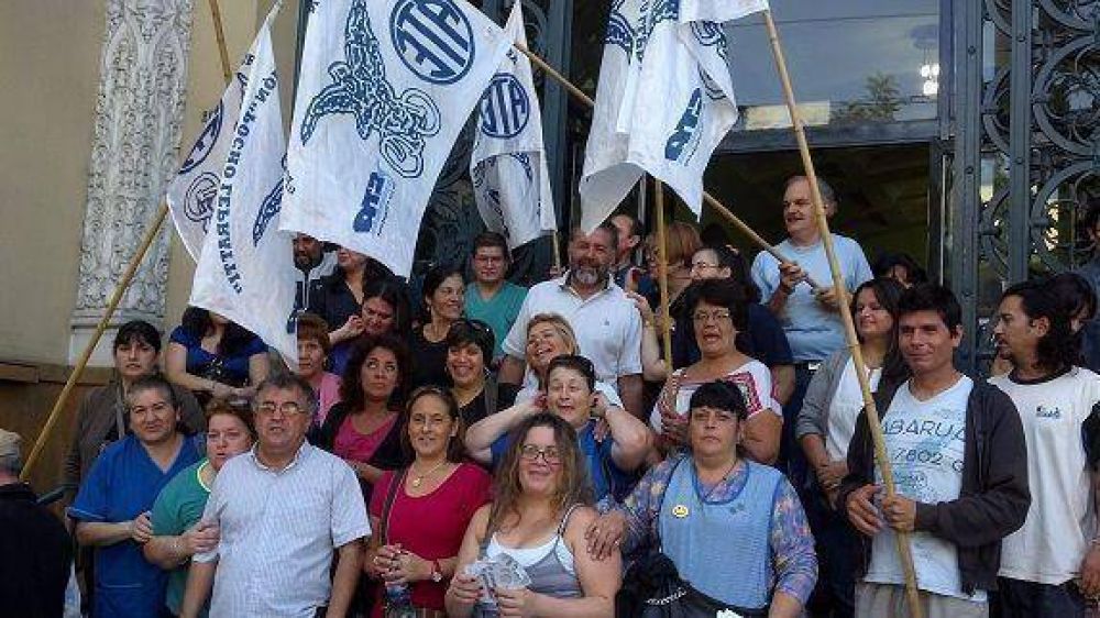 ATE protest� en el Hall del Municipio de Vicente L�pez