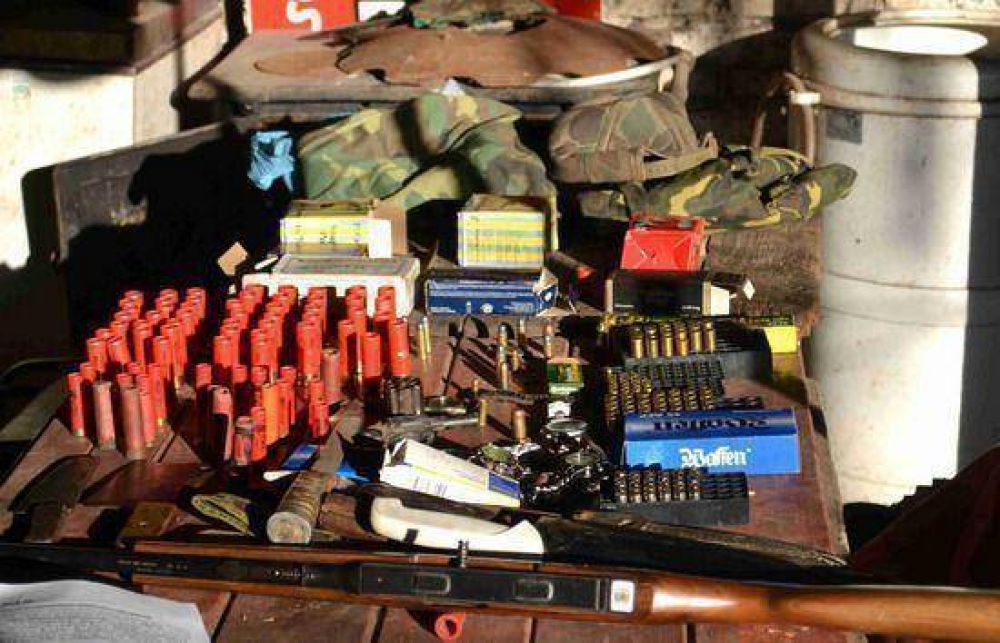 Secuestran cientos de municiones y armas en cuatro allanamientos en el barrio Villanueva 