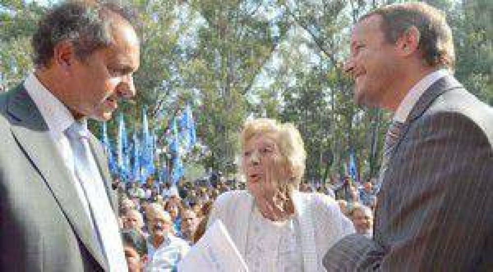 Otras 160 familias recibieron la escritura de sus terrenos