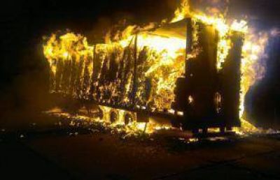 Cami�n que transitaba por ruta 191 se prendi� fuego