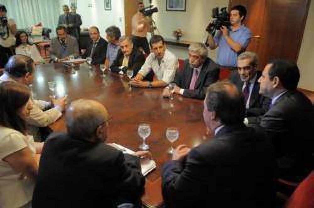 Estof�n y el PJ se abrazaron y hablaron, pero no acuerdan a�n si hace falta una ley para el plan