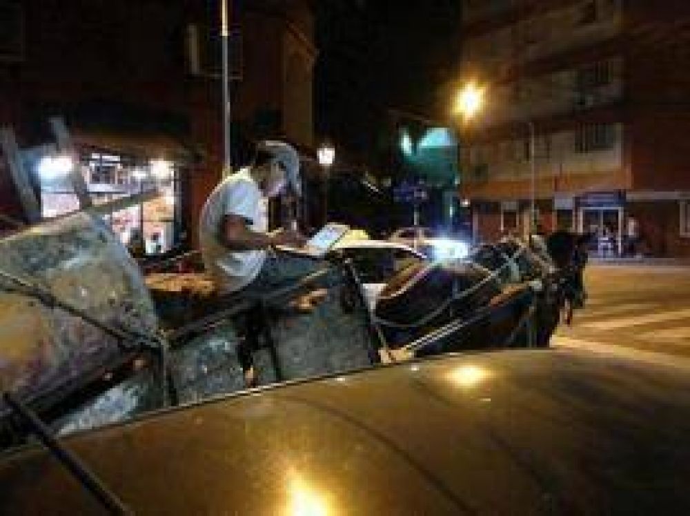 Pol�mica por la foto de un joven cartonero tucumano con su netbook