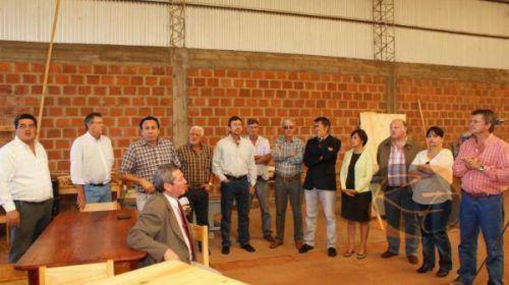 Diputados visitaron la f�brica de muebles en Garuhape M�