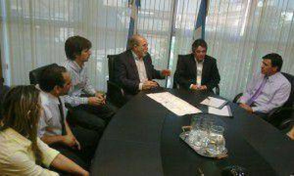 Econom�a y Asociaci�n de Taxis firmaron importante convenio