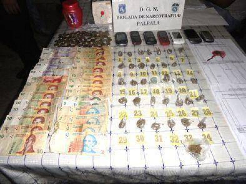 Secuestran marihuana y detienen a dos mujeres