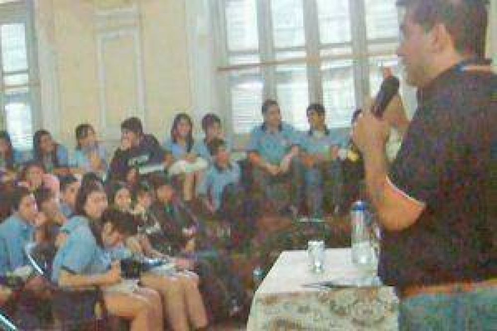 J�venes: preocupa el mal uso de redes sociales
