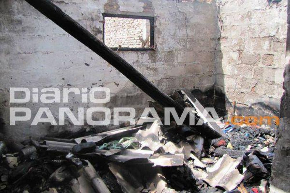 Se incendi� su precaria vivienda y necesita de la ayuda de todos