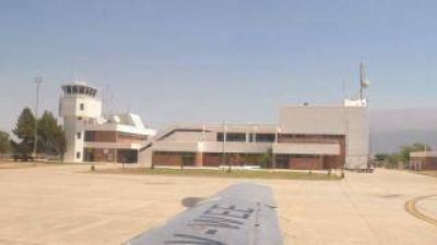 Aunque ayer pudo despegar el vuelo, el aeropuerto seguir� fuera de servicio
