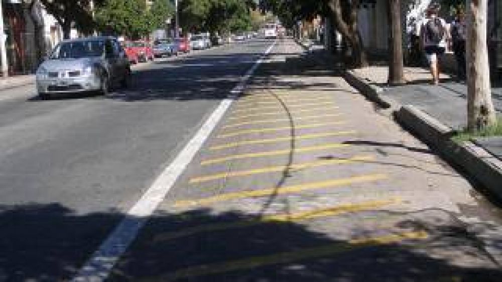 Contin�an los trabajos de demarcaci�n de carriles para el transporte p�blico