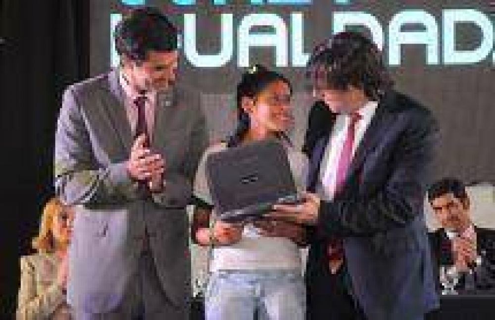 Se fortalece la educaci�n p�blica: El Gobierno entreg� 452 netbooks a escolares salte�os
