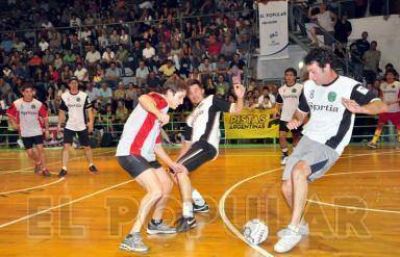 Una multitud en el f�tbol solidario
