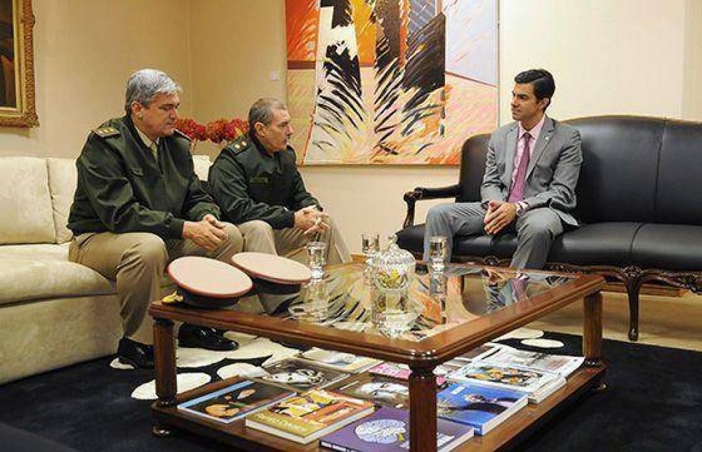 Urtubey recibi� el saludo protocolar del jefe de la Regi�n IV de Gendarmer�a Nacional