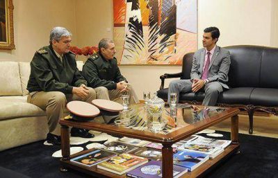 Urtubey recibi� el saludo protocolar del jefe de la Regi�n IV de Gendarmer�a Nacional