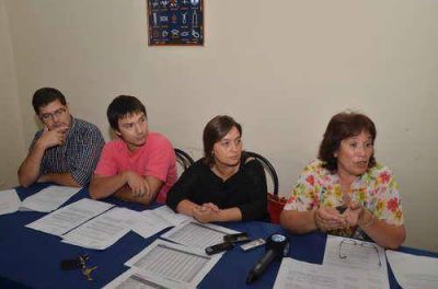 "Esta es una gesti�n muy poco transparente que esconde informaci�n y recursos de los azule�os"