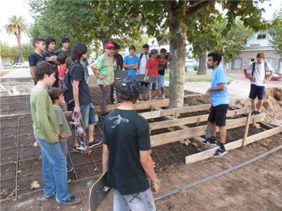 Skaters profesionales visitaron la obra de la plaza Mitre