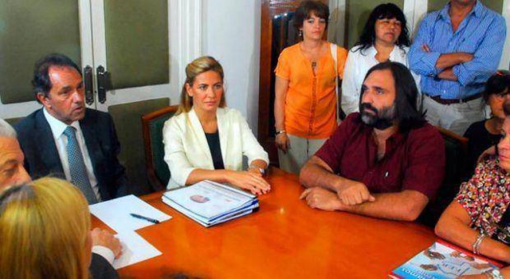 La Provincia vuelve a reunirse con el Frente Gremial Docente para intentar destrabar el conflicto