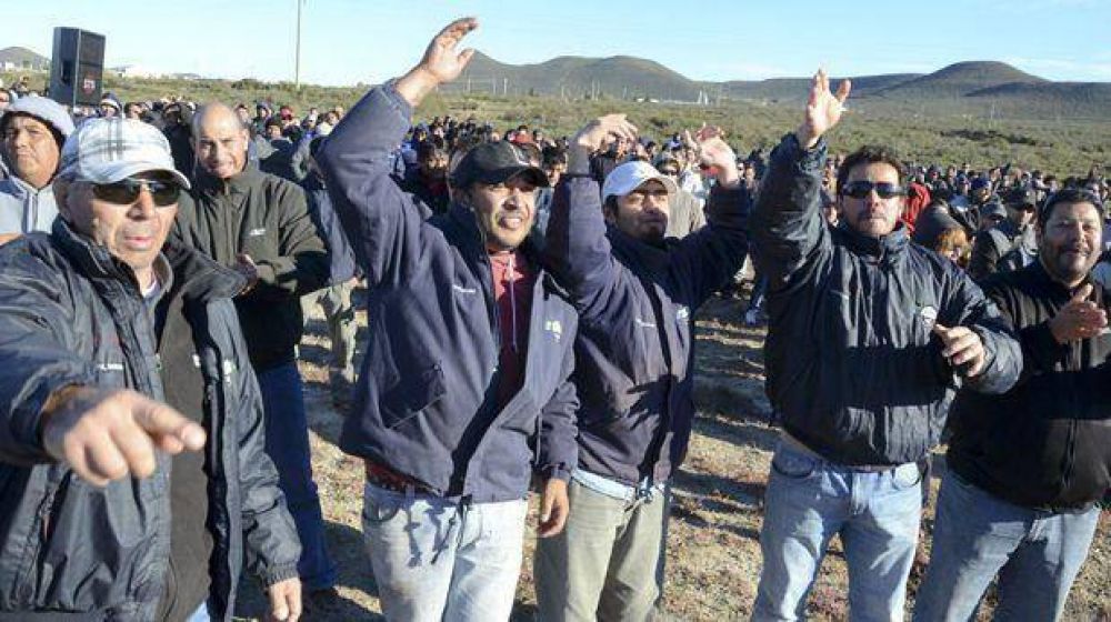 Petroleros ya bloquean los yacimientos y tomaron plantas