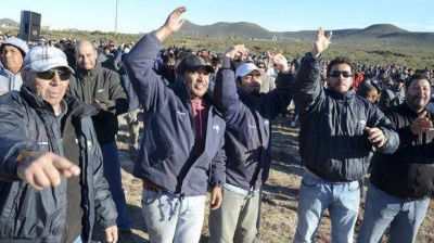 Petroleros ya bloquean los yacimientos y tomaron plantas
