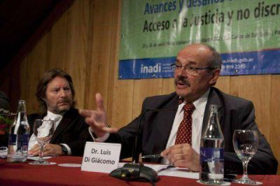"No se soluciona en un d�a", dijo Di Gi�como e hizo referencia al tr�fico de drogas y "punterismo pol�tico"
