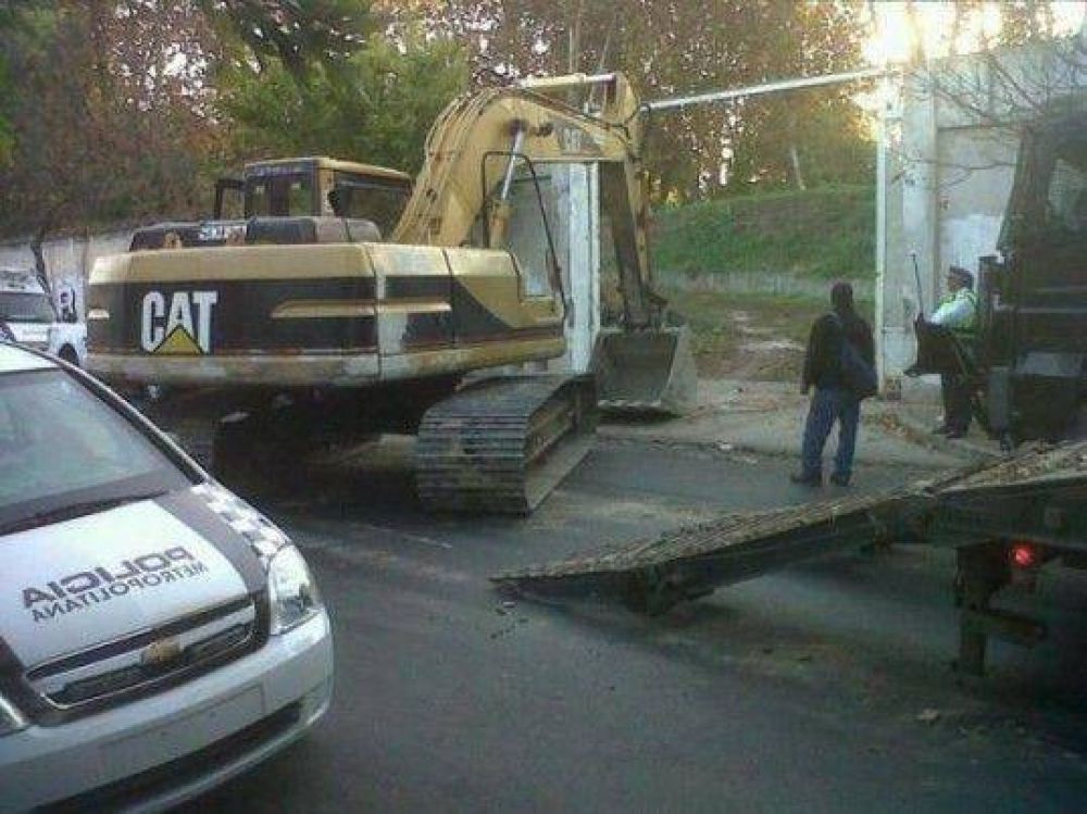 Violenta represi�n de la Metropolitana en el desalojo a los talleres del Borda