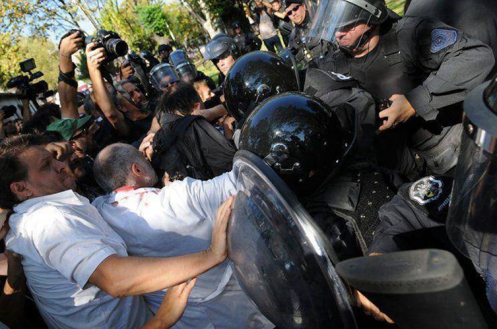 Ocho detenidos y 50 heridos por la represi�n en el Borda
