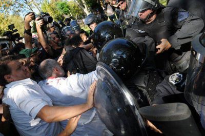 Ocho detenidos y 50 heridos por la represi�n en el Borda