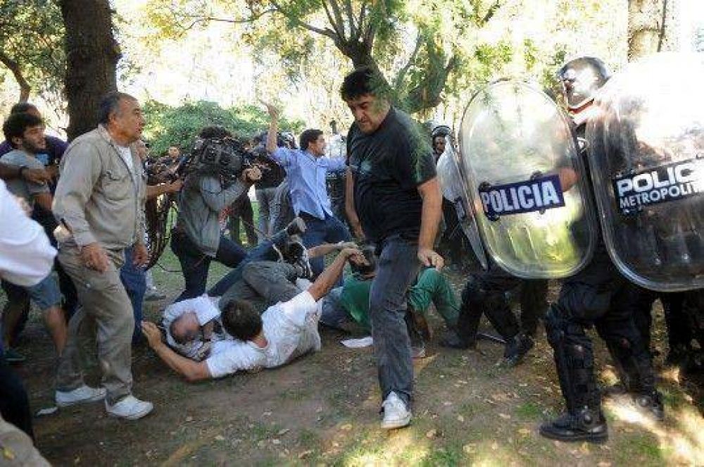 La Ciudad reprimi� sin orden judicial
