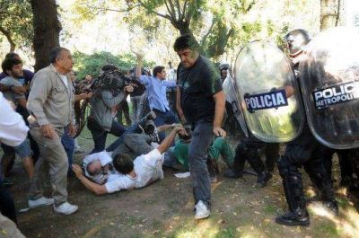 La Ciudad reprimi� sin orden judicial