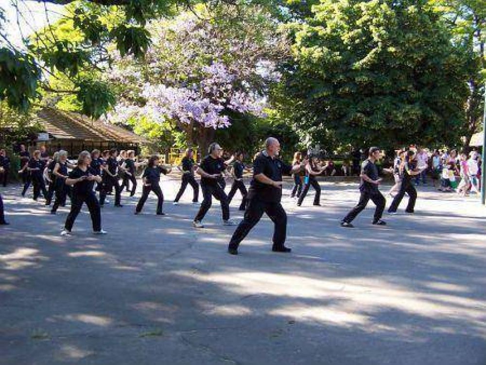 Con una clase abierta, San Isidro se une al d�a mundial de Tai Chi