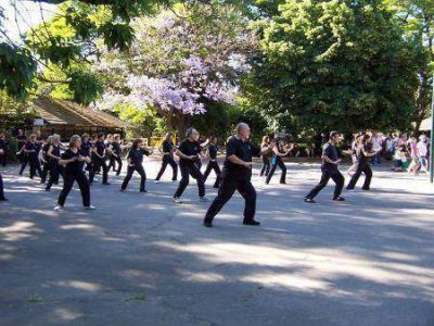 Con una clase abierta, San Isidro se une al d�a mundial de Tai Chi