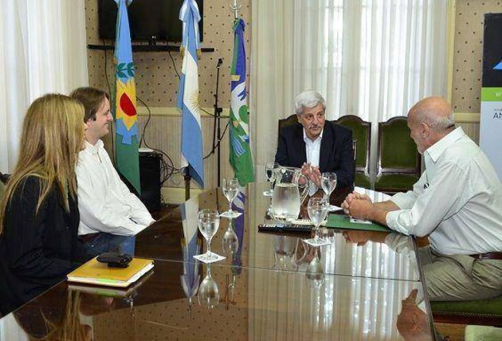 Luis Andreotti se reuni� con directivos del colegio BAICA  