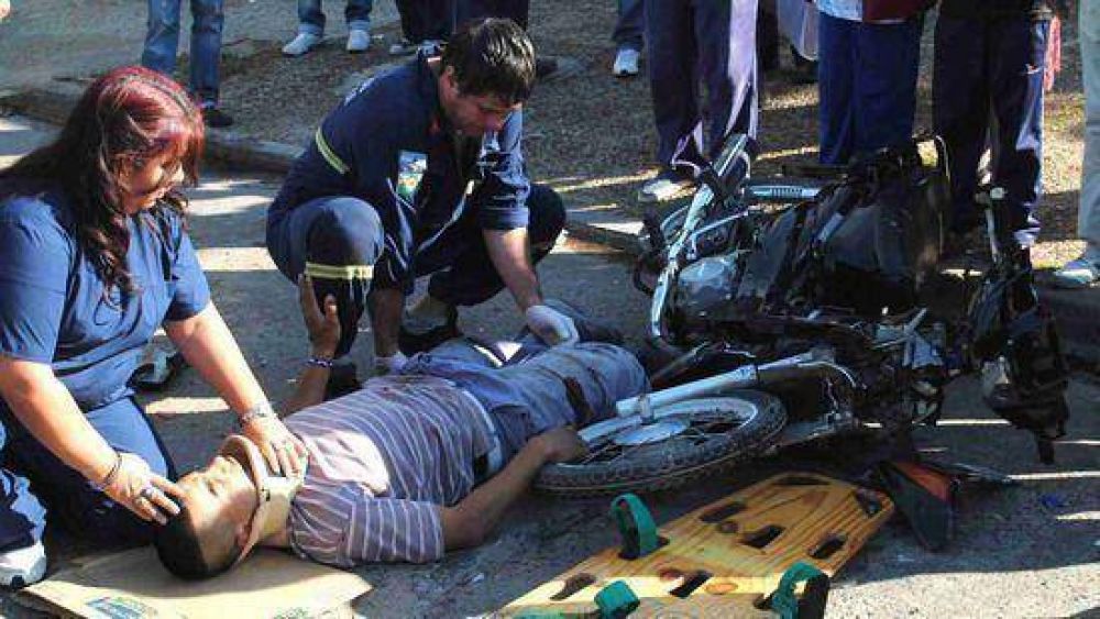 Dos heridos en un choque entre dos motos y un utilitario  