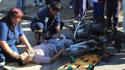 Dos heridos en un choque entre dos motos y un utilitario  