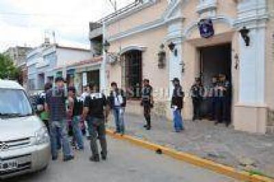 Esc�ndalo: Polic�as Federales secuestraban ropa americana y juguetes para venderlos en Salta