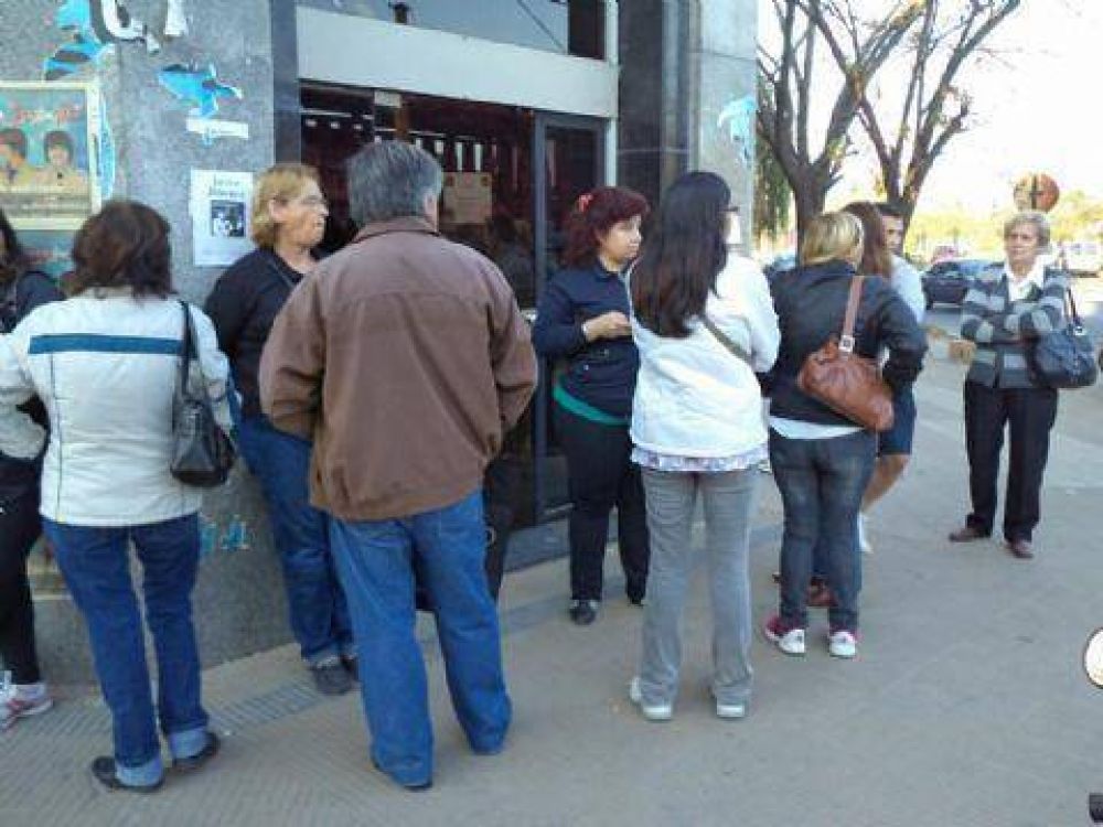 Siguen otorgando cr�ditos para los inundados 	