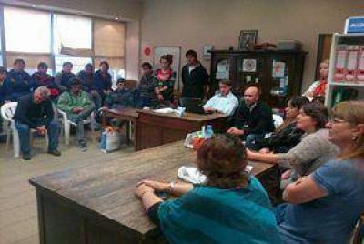 Protestas y reuni�n por problemas edilicios en la EET N� 1