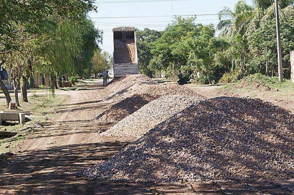 Ejecutan 19 cuadras de ripio en el Barrio 1� de Mayo de S�enz Pe�a