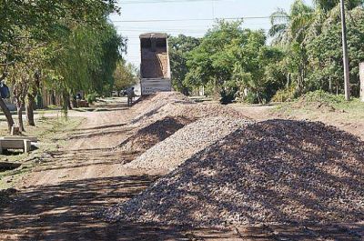 Ejecutan 19 cuadras de ripio en el Barrio 1� de Mayo de S�enz Pe�a