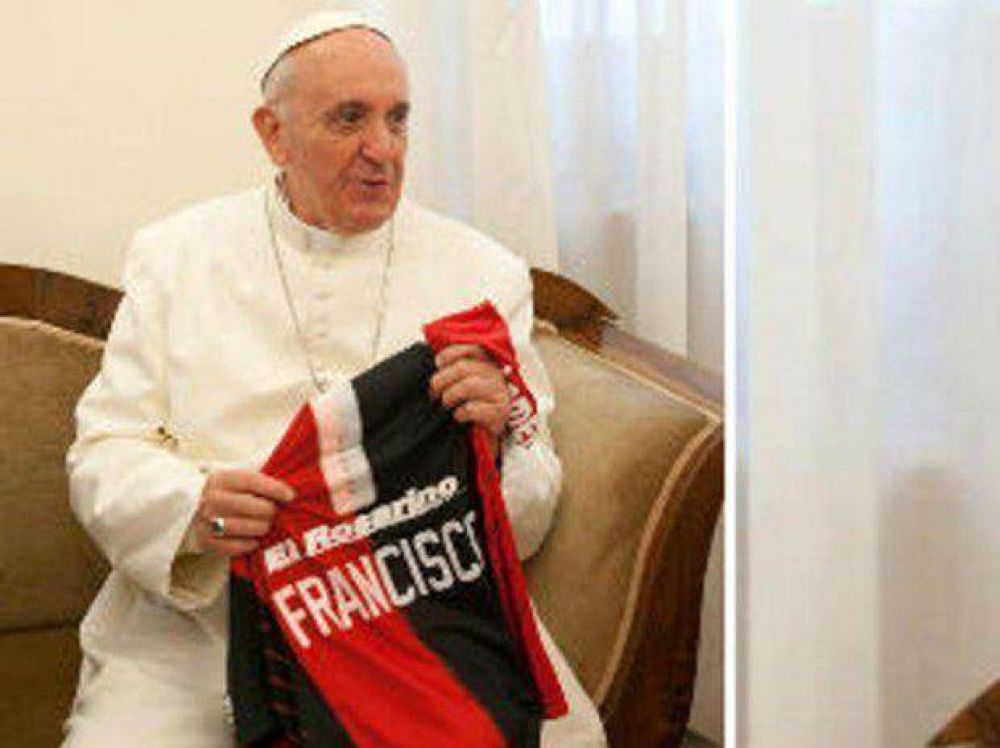 El Papa Francisco recibi� una camiseta de Newell�s con su nombre