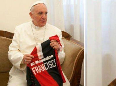 El Papa Francisco recibi� una camiseta de Newell�s con su nombre