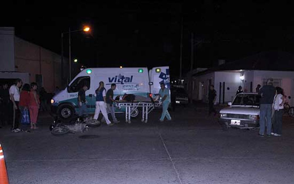 Madre e hija hospitalizadas tras ser embestidas por un auto