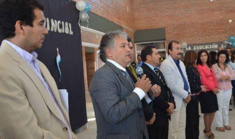 El gobierno anunci� la construcci�n de 10 nuevos edificios escolares