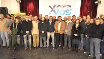 Entregan subsidios a los clubes