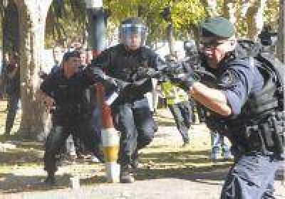 La Metropolitana ocup� el Borda a palazos, gases y balas de goma
