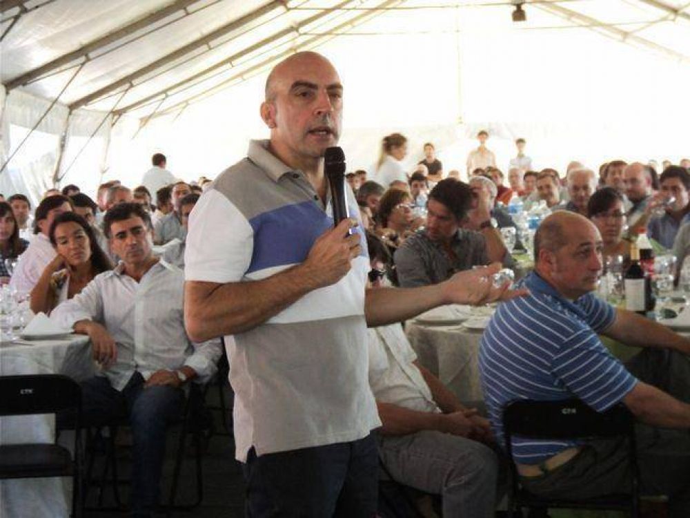 El economista Tom�s Bulat se mostr� preocupado por la no creaci�n de puestos de empleo en el sector privado. Consider� que el gobierno debe devaluar un 40% y que hay que ordenar a los partidos pol�ticos