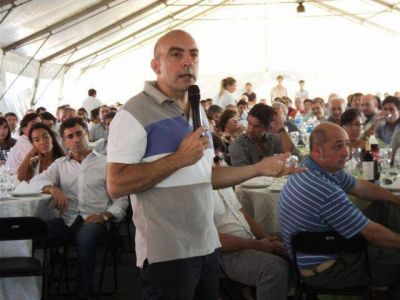 El economista Tom�s Bulat se mostr� preocupado por la no creaci�n de puestos de empleo en el sector privado. Consider� que el gobierno debe devaluar un 40% y que hay que ordenar a los partidos pol�ticos